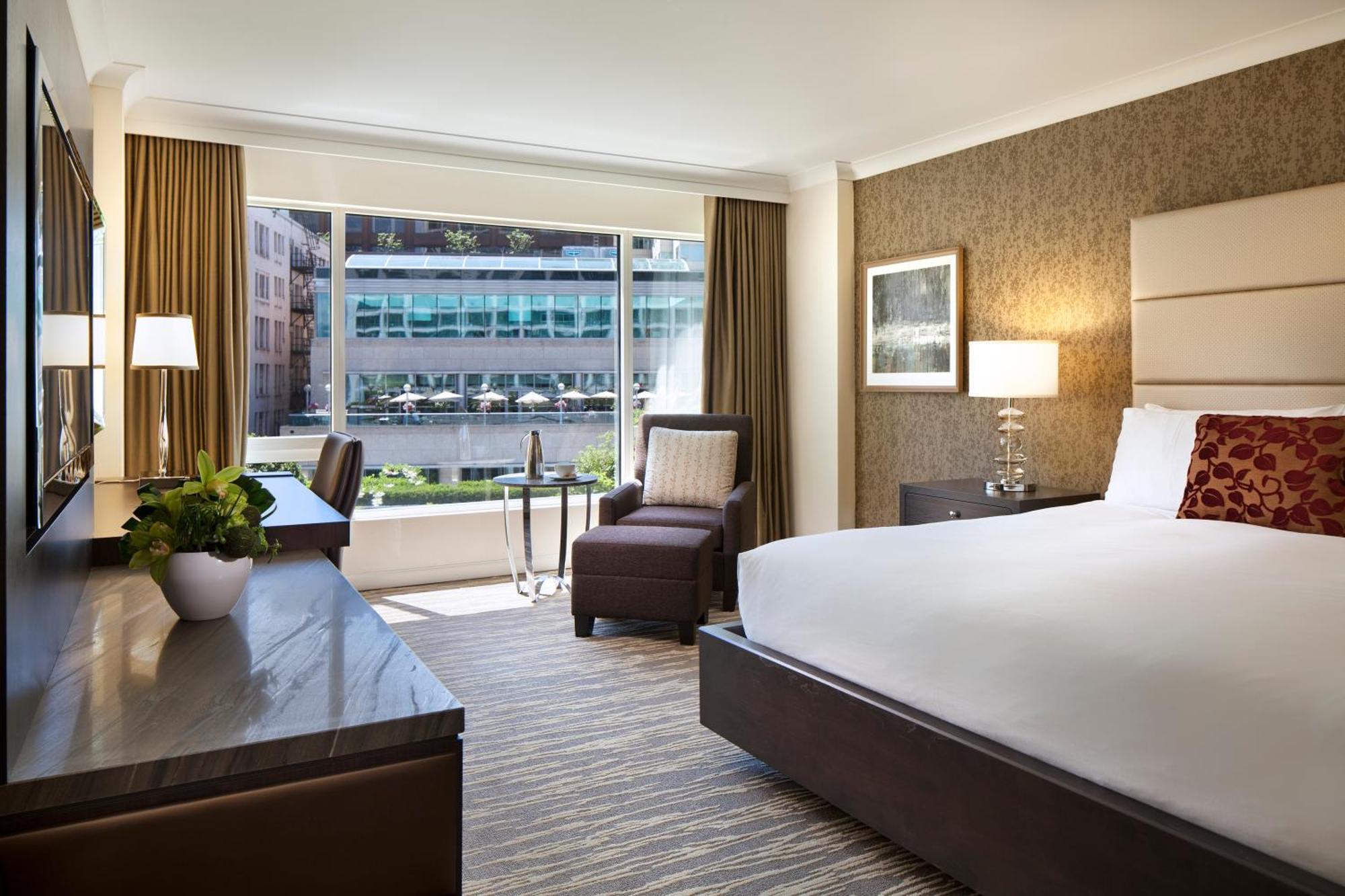 Quarto Fairmont com 2 Camas de Casal e Vista da Cidade