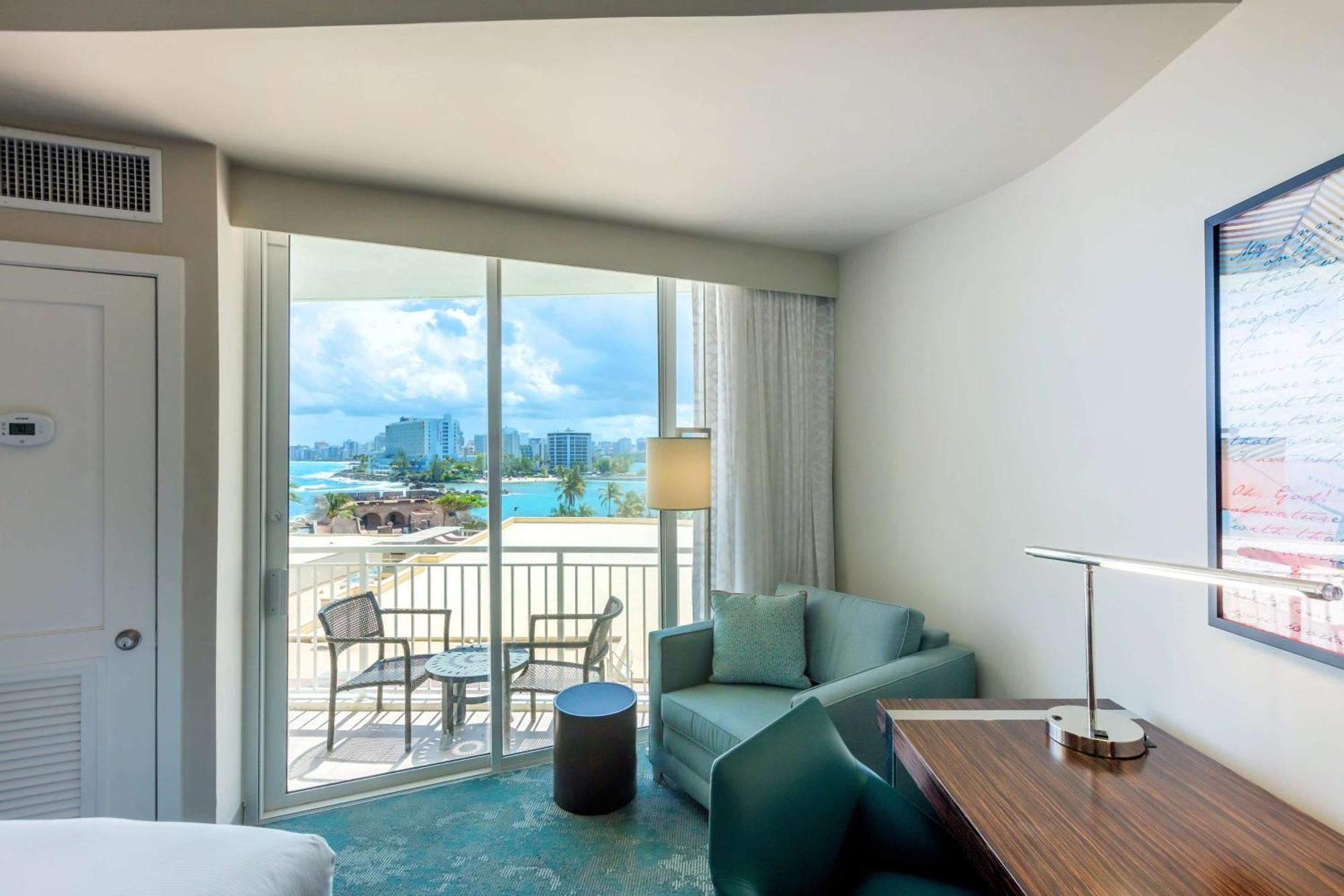 Habitación Doble con 2 camas dobles y vistas al resort o al jardín