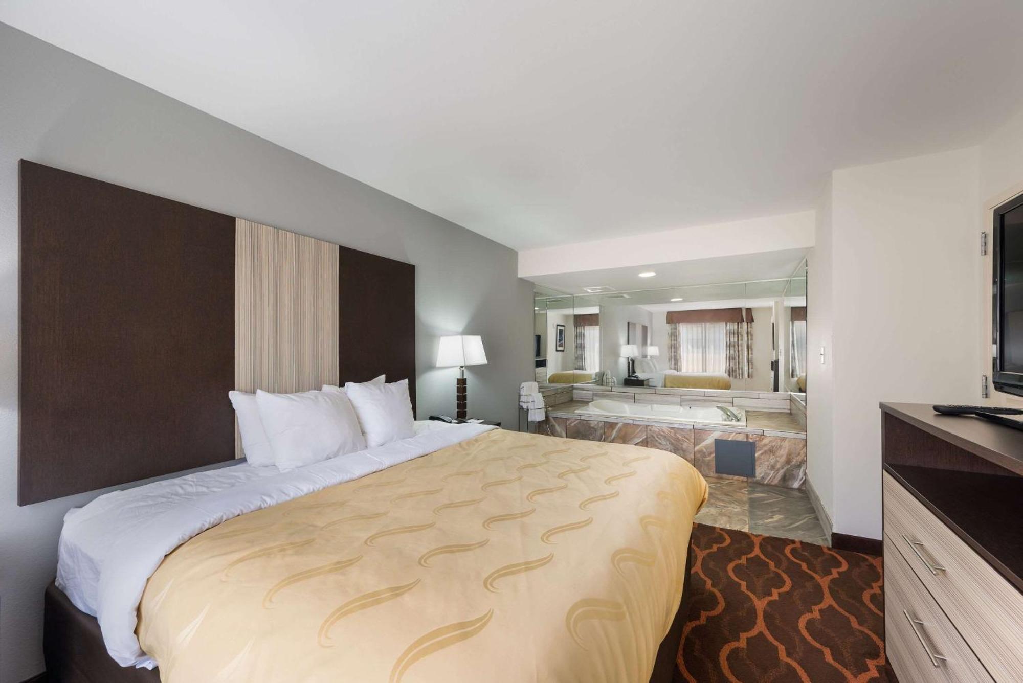 Efficiency King Suite with Accessible Tub - Accessible/Non-Smoking