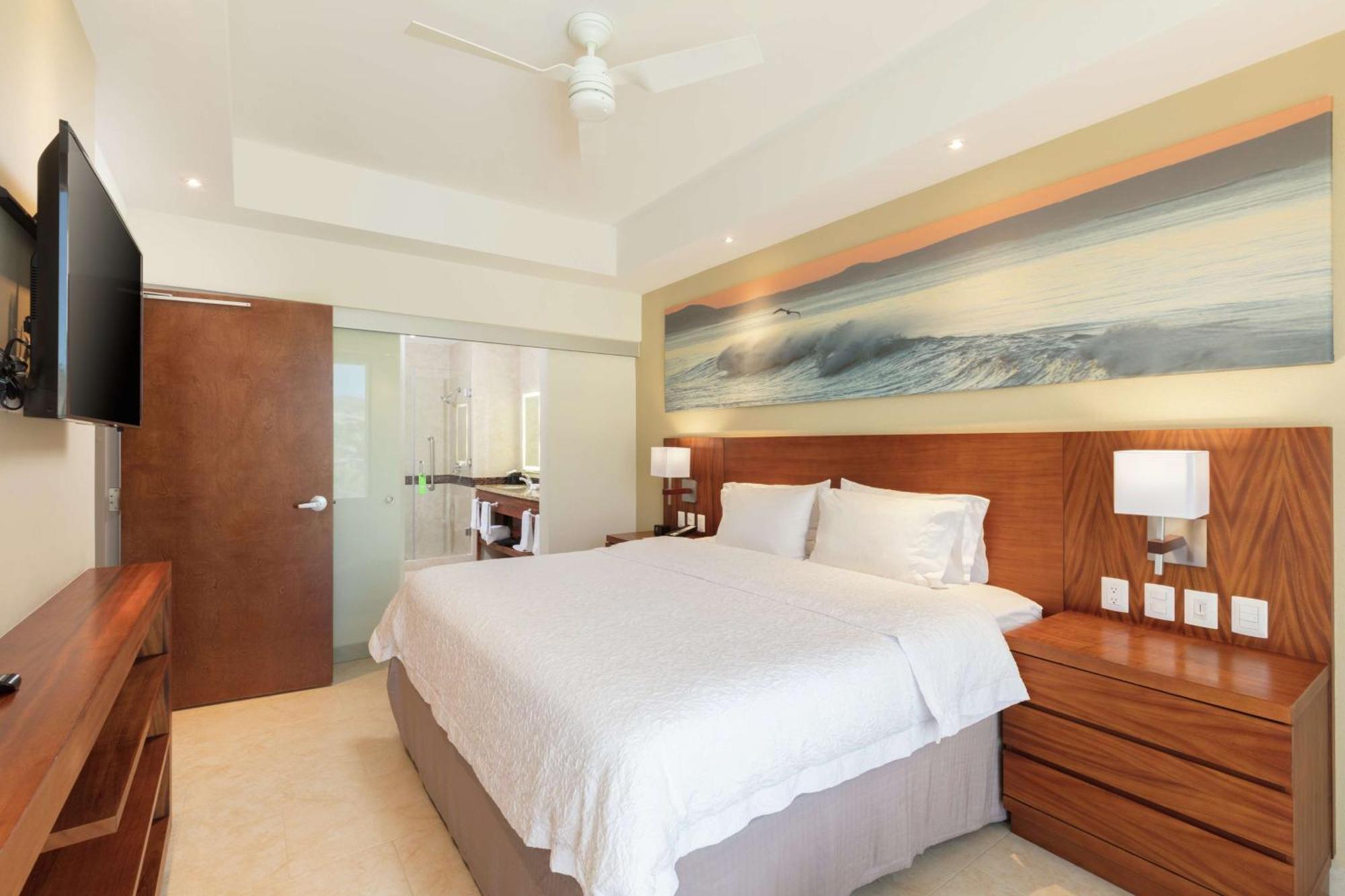 Suite con cama extragrande, 1 dormitorio y zona de cocina