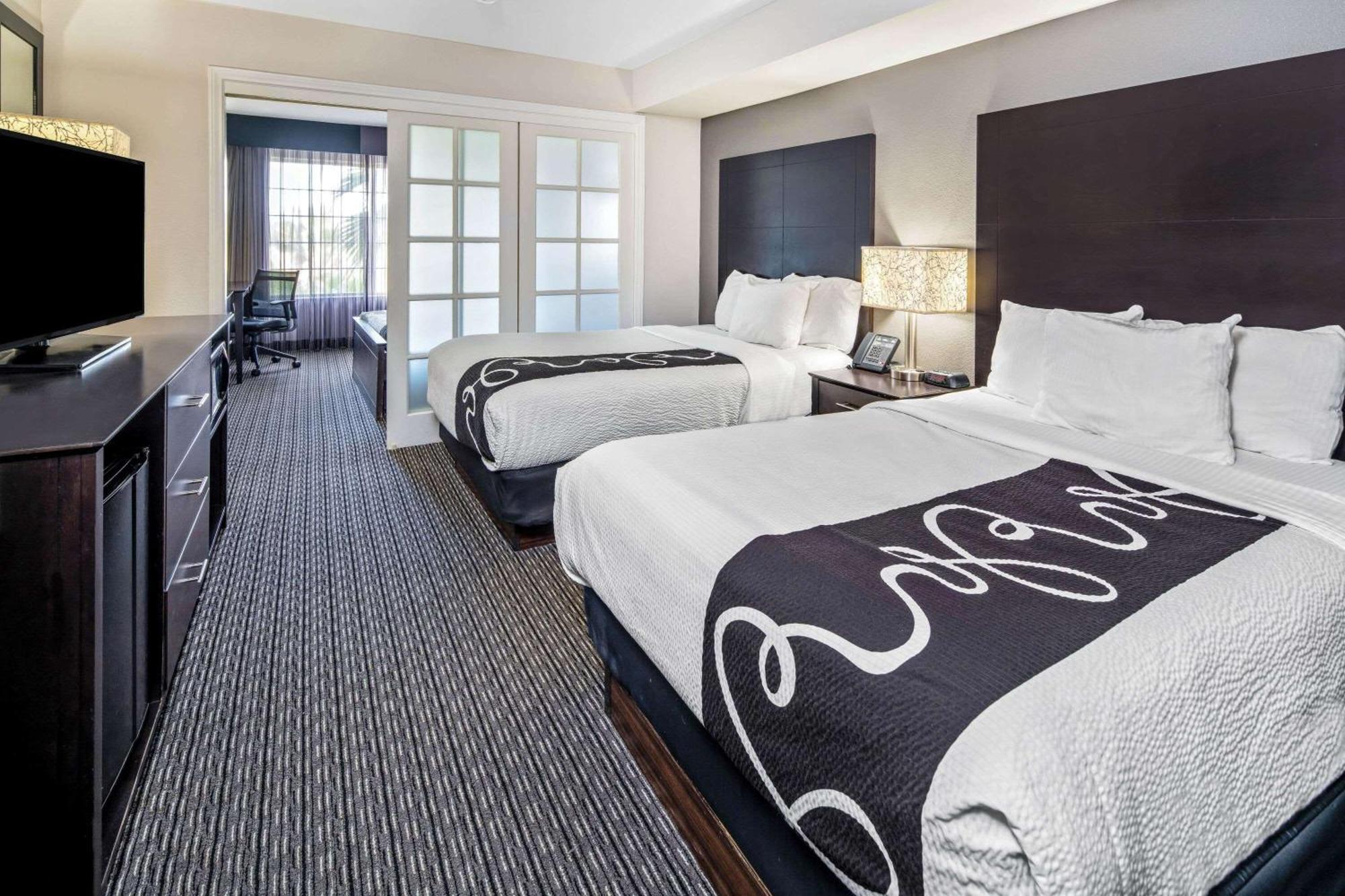 2 Full Beds, Suite