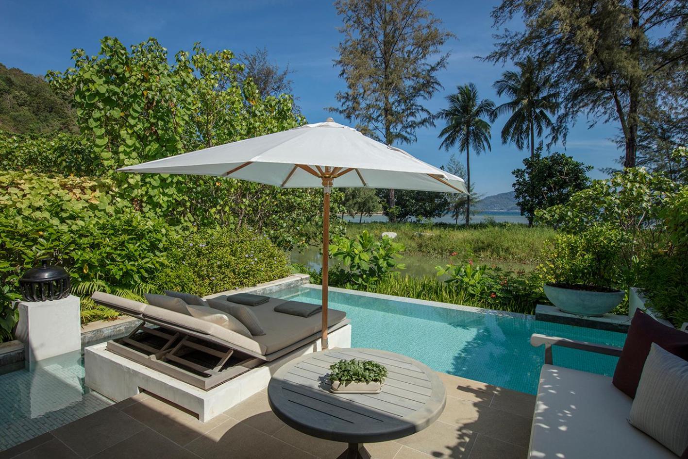 Lagoon Pool Pavilion King