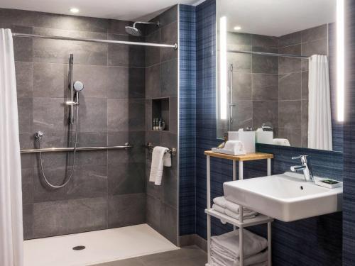 Quarto Queen Superior com 2 Camas Queen-size, Chuveiro Acessível a Cadeirantes e Vistas da Cidade e do Parque - Acessível para Hóspedes com Mobilidade Reduzida