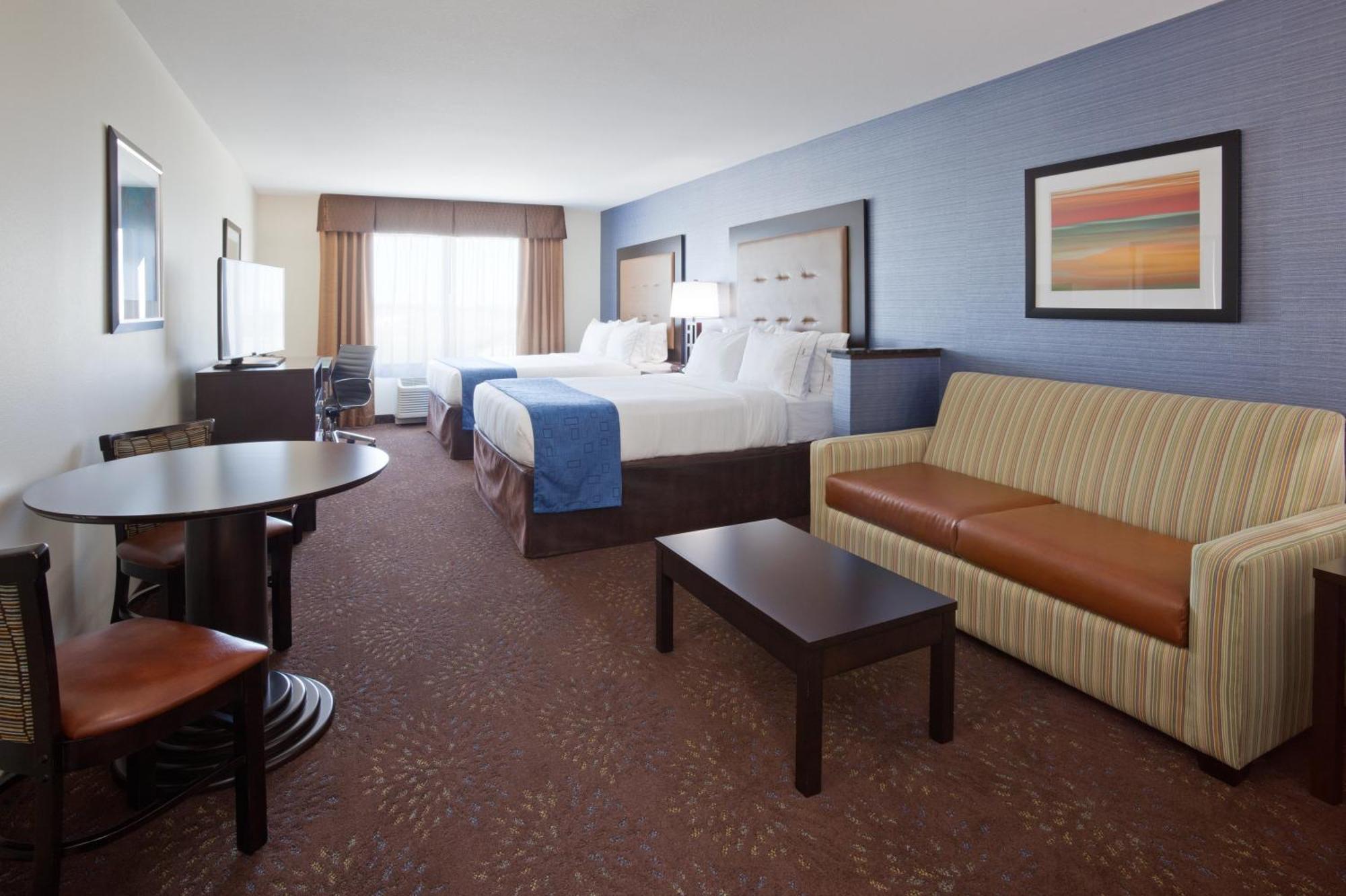 Standard Queen Room with Two Queen Beds and Tub - Communications Accessible