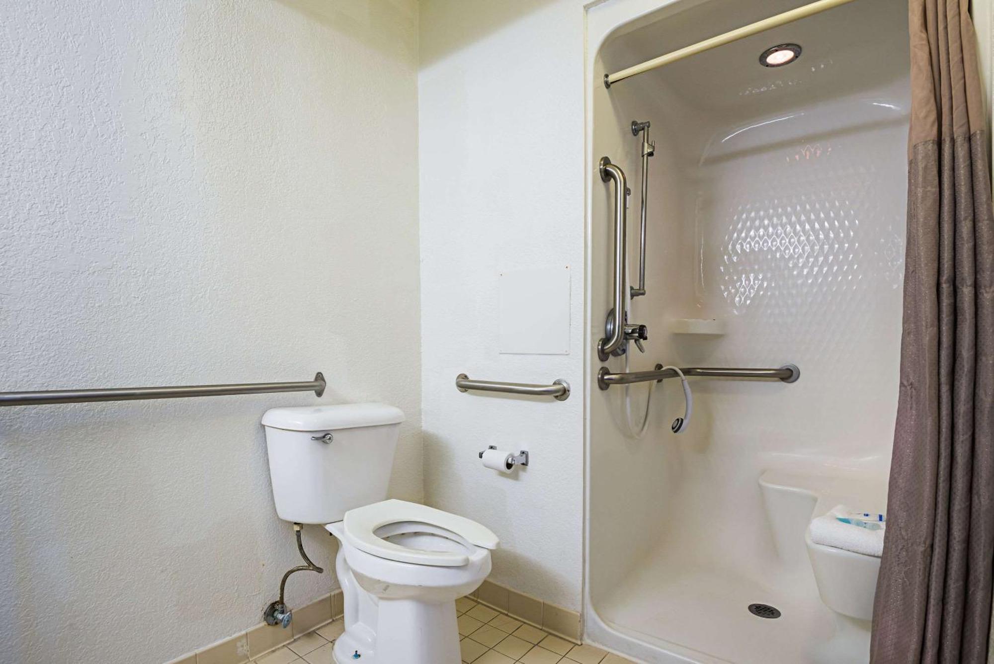 One Queen Bed Room - Accessible/Non-Smoking