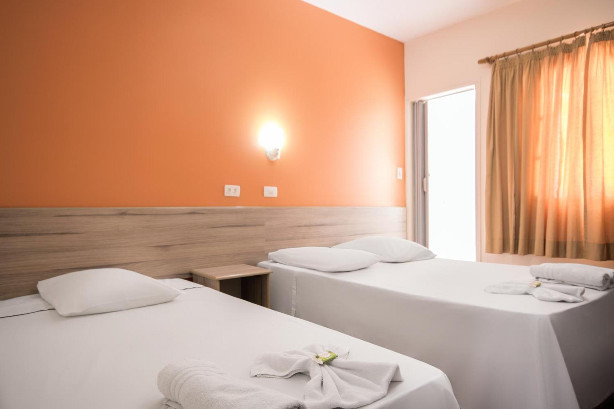 Quarto com 2 Camas de Solteiro