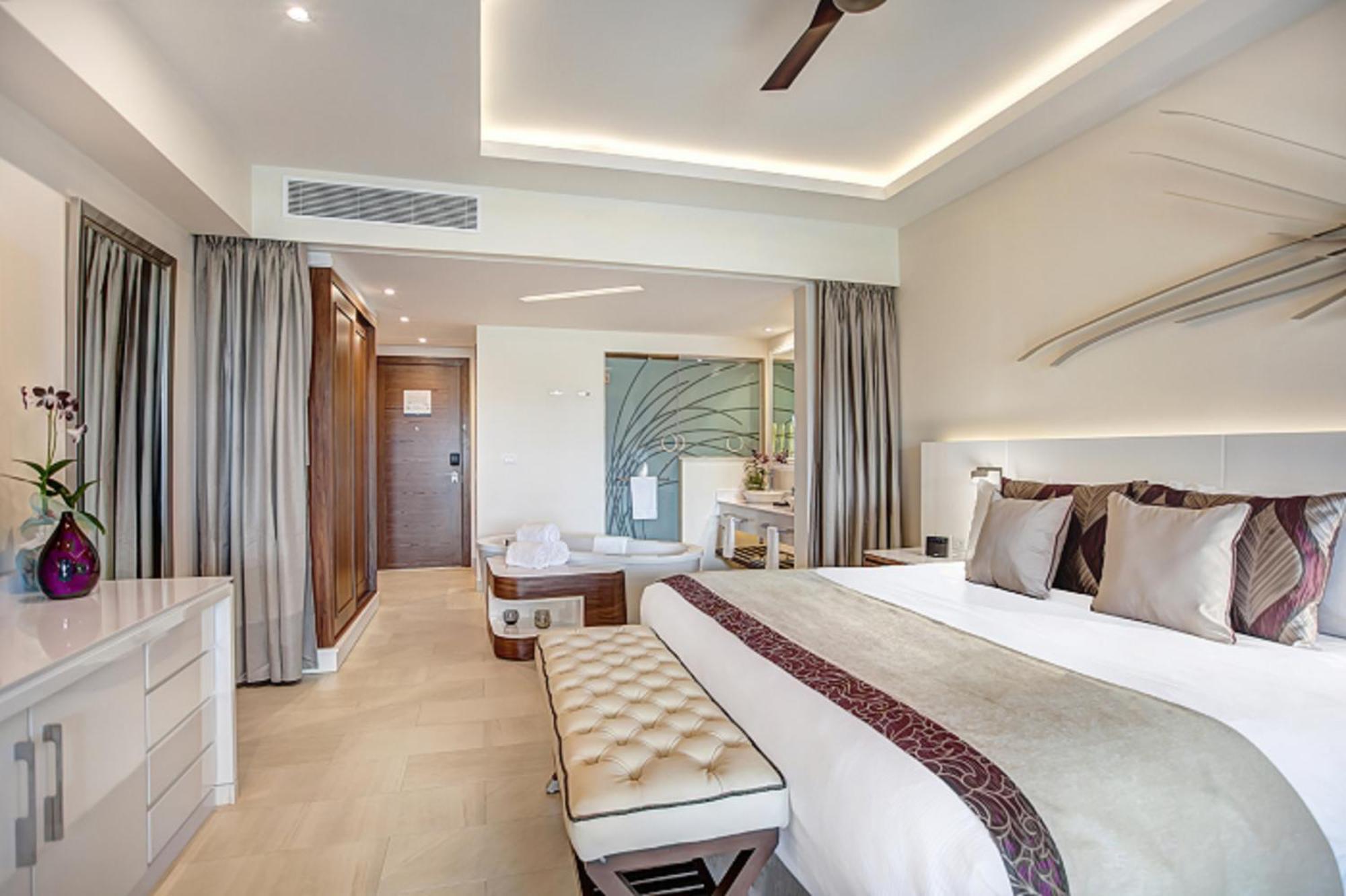 Luxury Junior Suite Swim Out Diamond Club