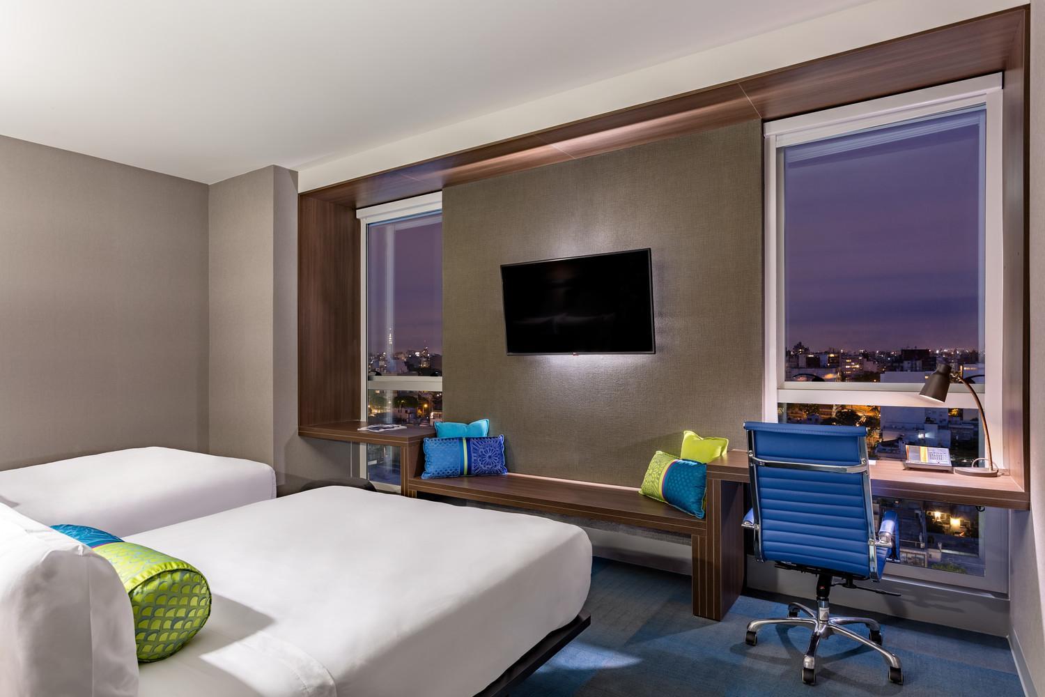 Habitación ALOFT con 2 camas grandes y vistas a la ciudad