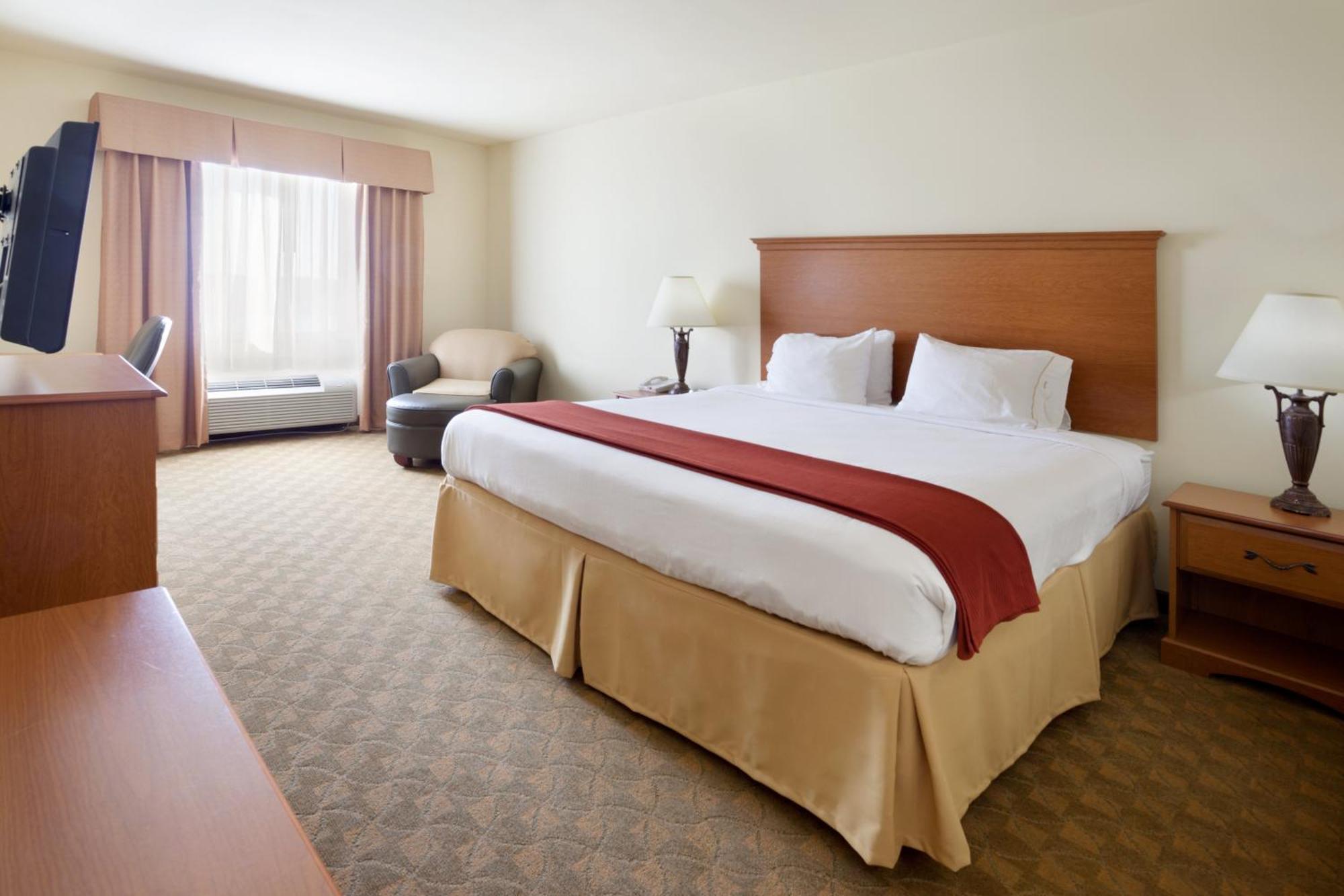 Standard King Room with Lake View