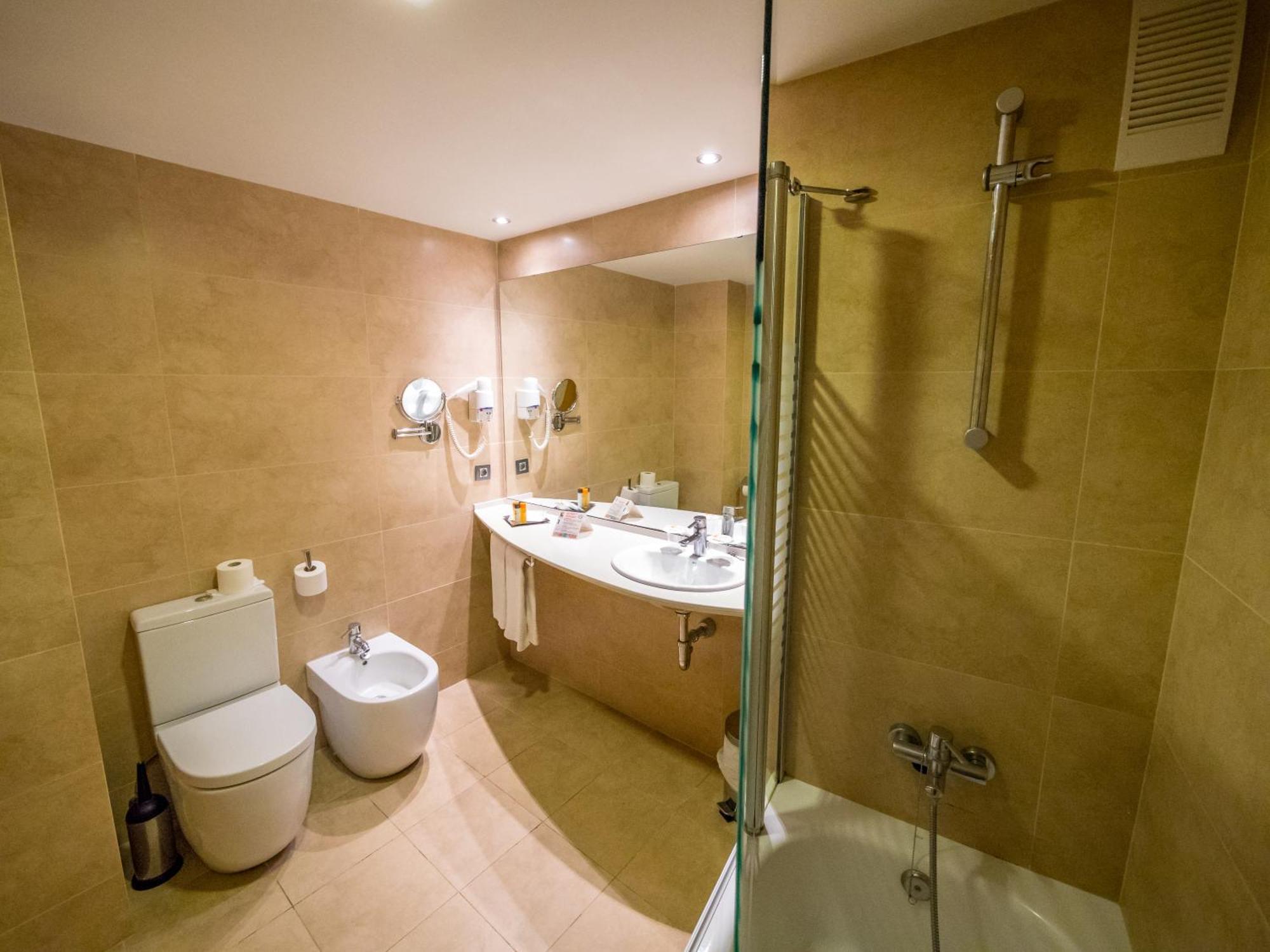 Suite Familiar con vistas a la piscina (2 adultos)