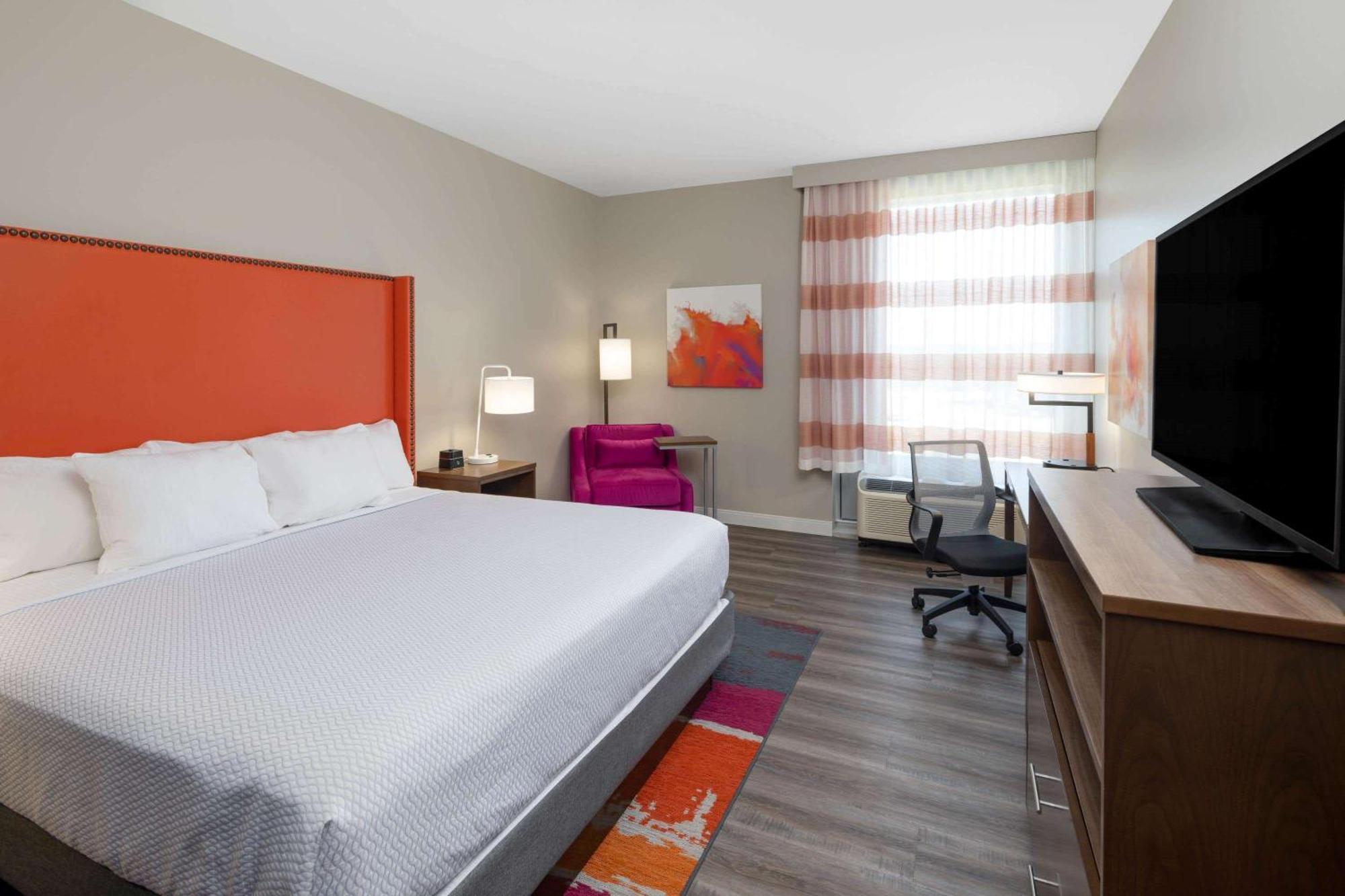 King Room with Bath Tub - Mobility Accessible/Non-Smoking