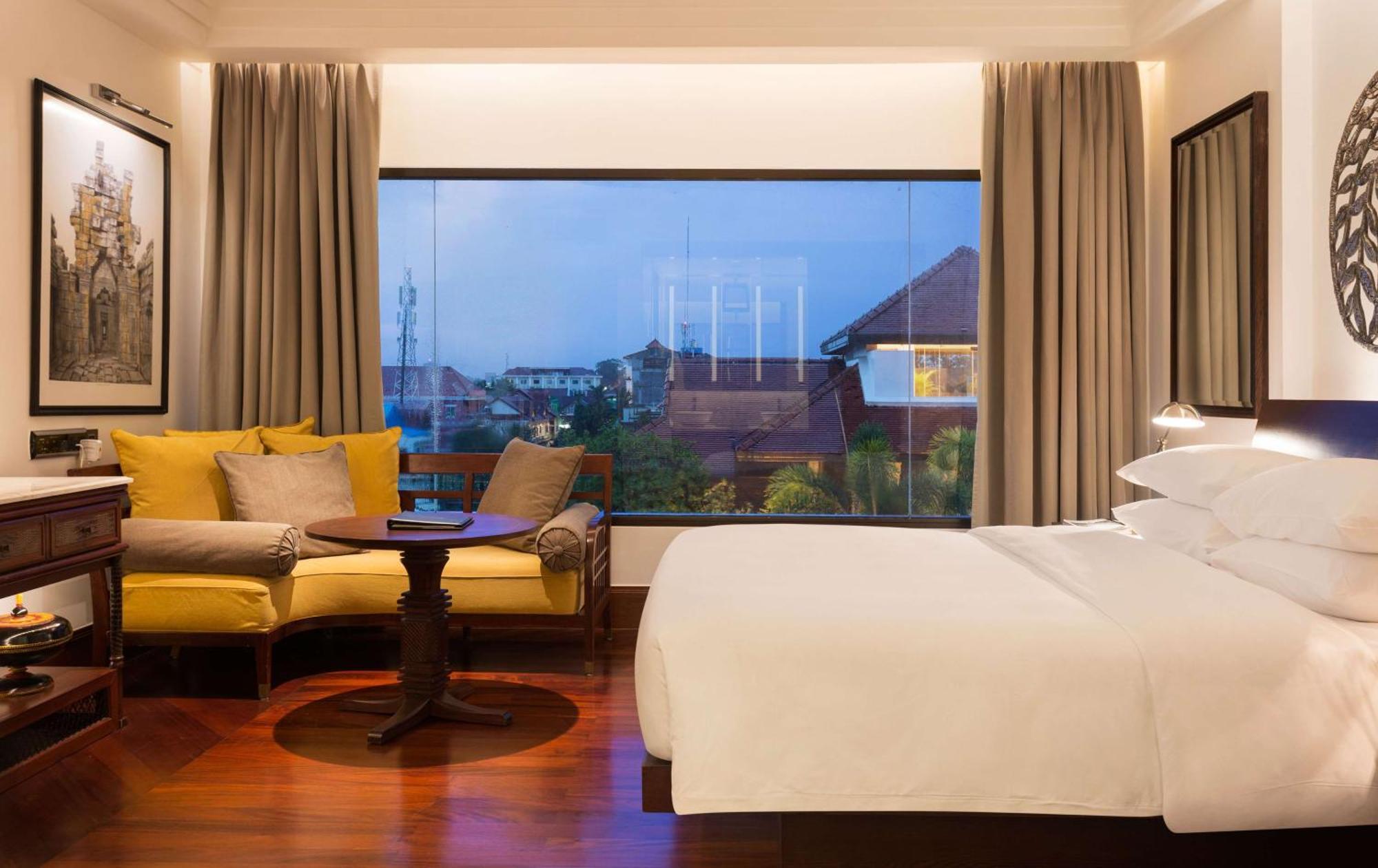 Quarto com Cama King-size e Vista do Jardim