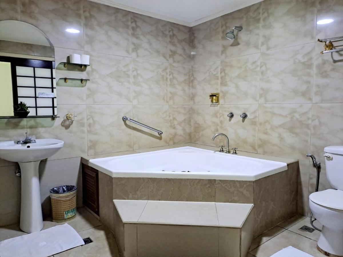 Quarto com Cama King-size e Vista do Jardim