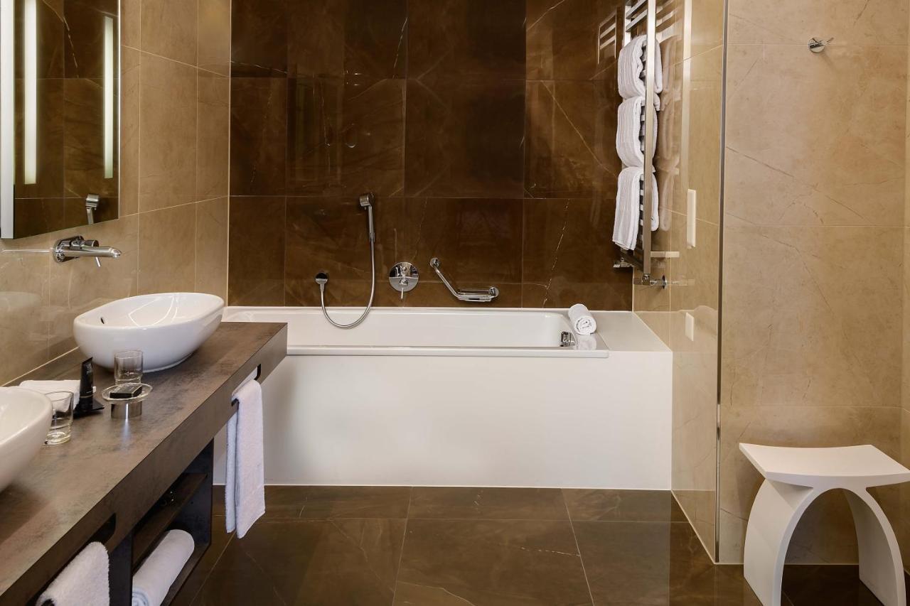 Deluxe Double or Twin Room Lake View