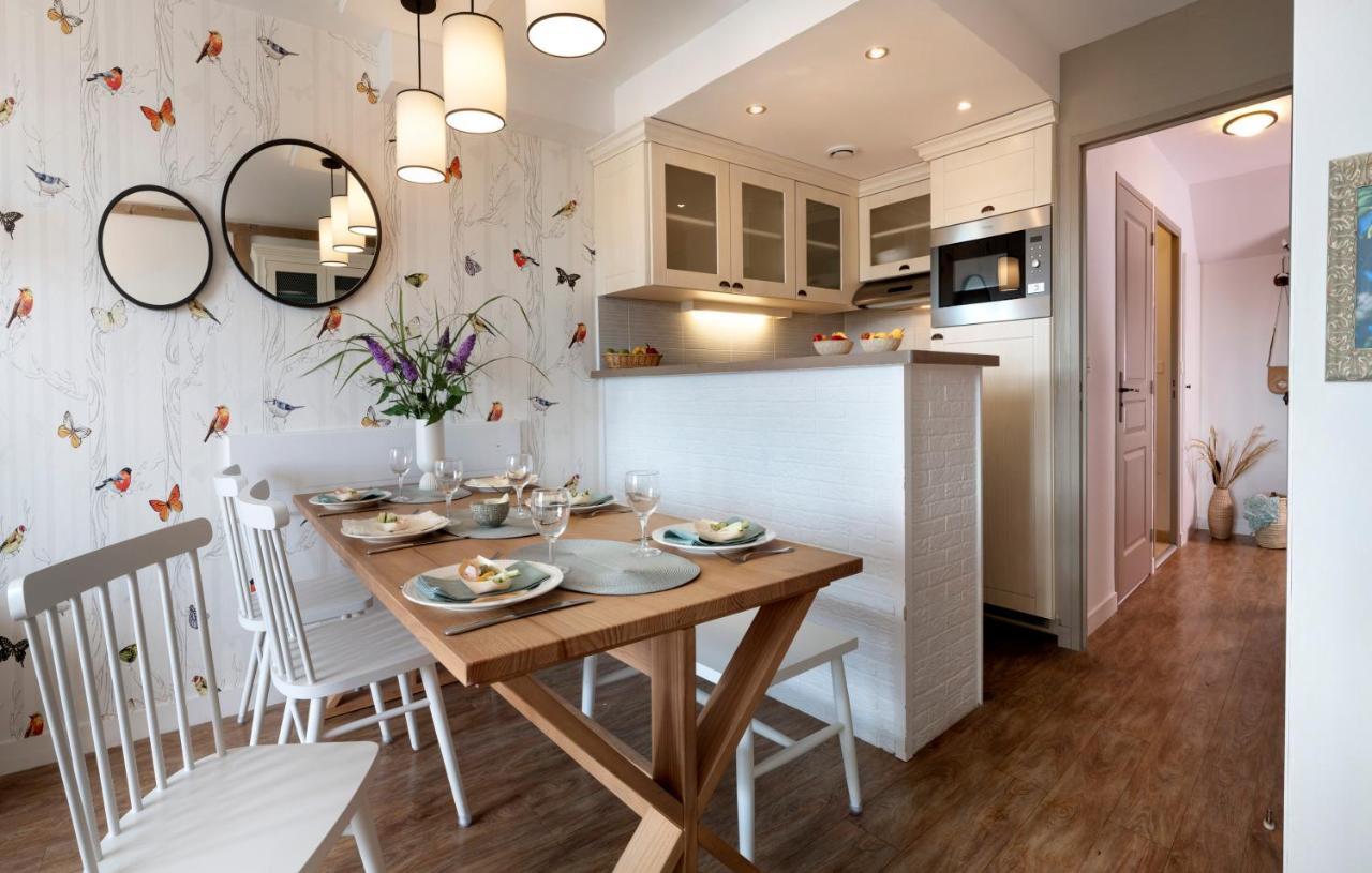 Two-Bedroom Duplex Apartment Balcony,1295749936:JPEG