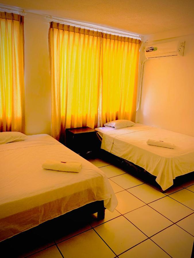 Quarto com 2 Camas de Solteiro e Vista da Piscina
