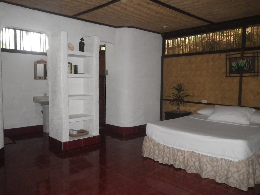 Native Island Family Cottage - Fan Room with Free Round Trip Boat Transfers from Lualhati Park