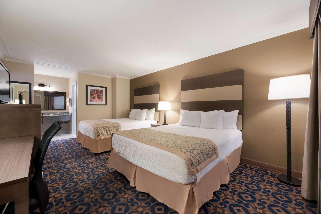 Two-Bedroom Queen Room with Three Queen Beds
