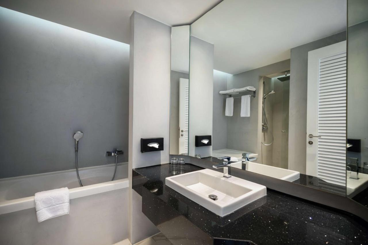 Chambre Supérieure avec Balcon - Vue Latérale sur Mer