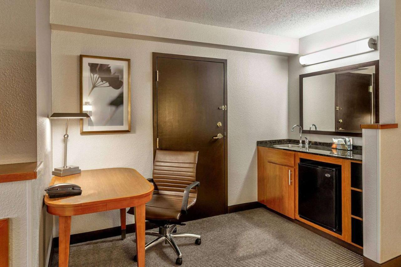 Junior King Suite - Non-Smoking