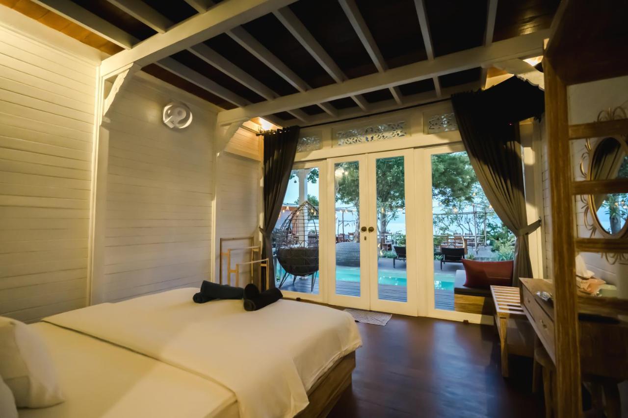 Deluxe Room Beachfront with Pool Access