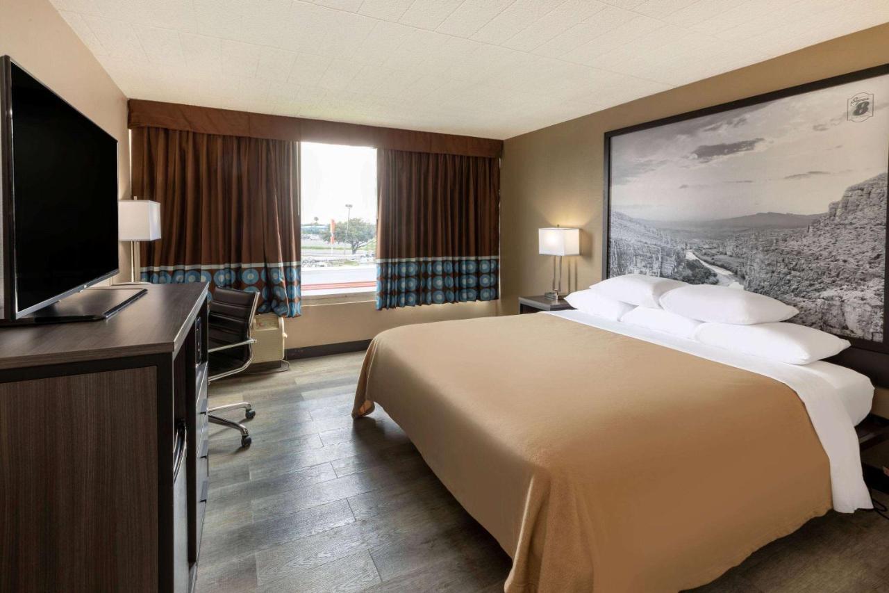 1 King Bed, Mobility Accessible Room, Roll In Shower, Non-Smoking