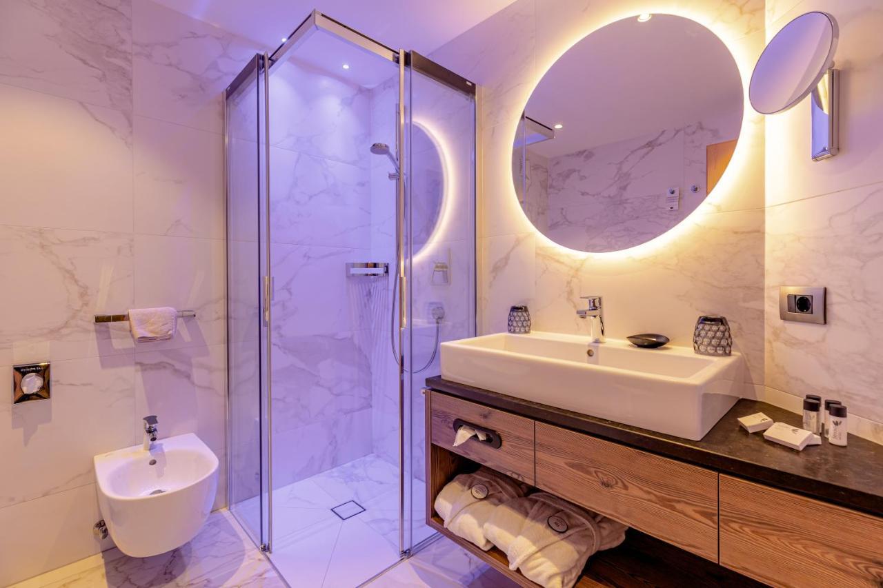 Camera Tripla Superior