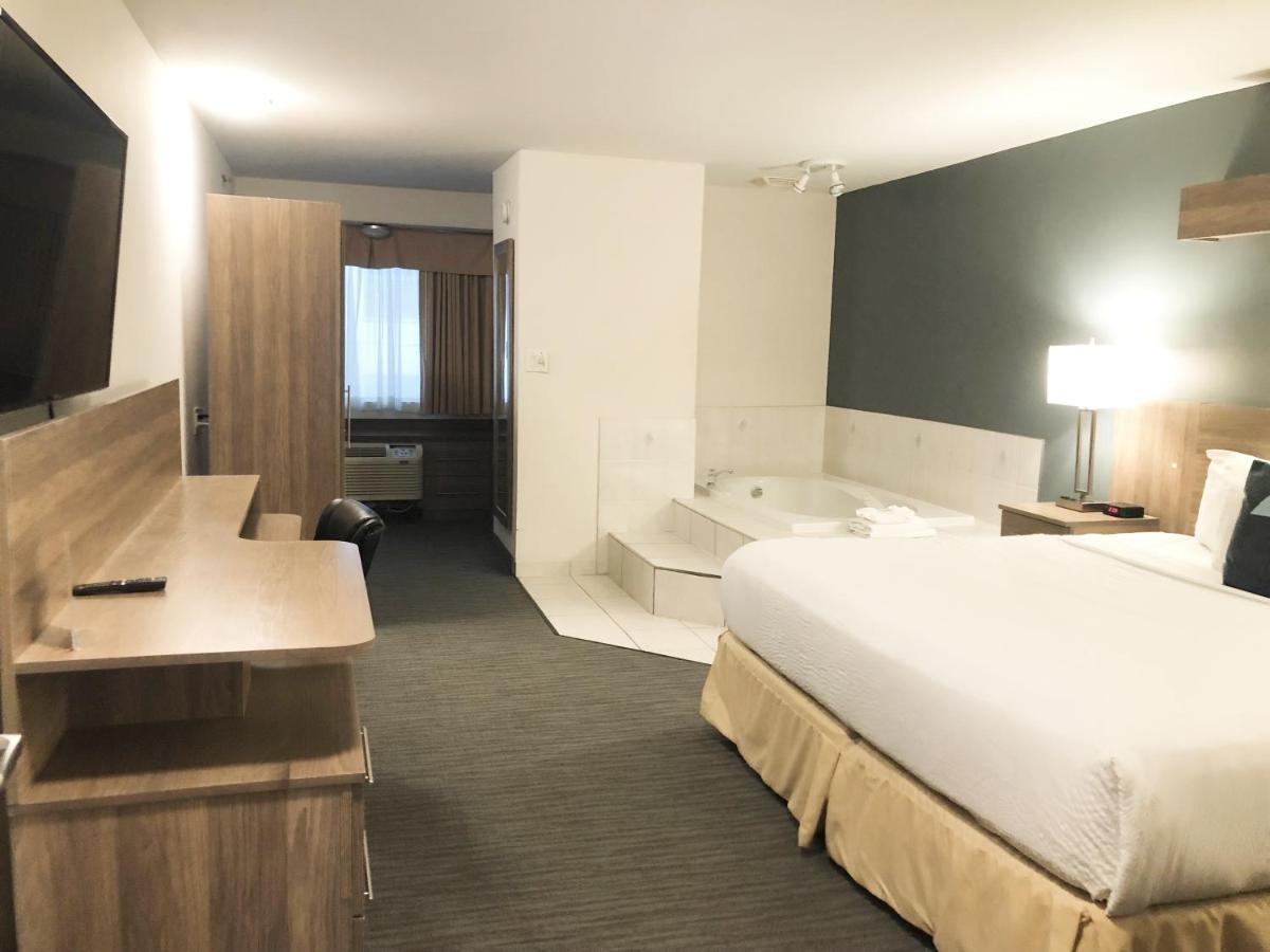 King Room Jacuzzi Tub