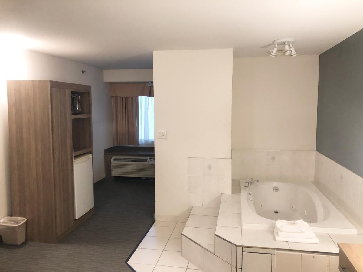 King Room Jacuzzi Tub
