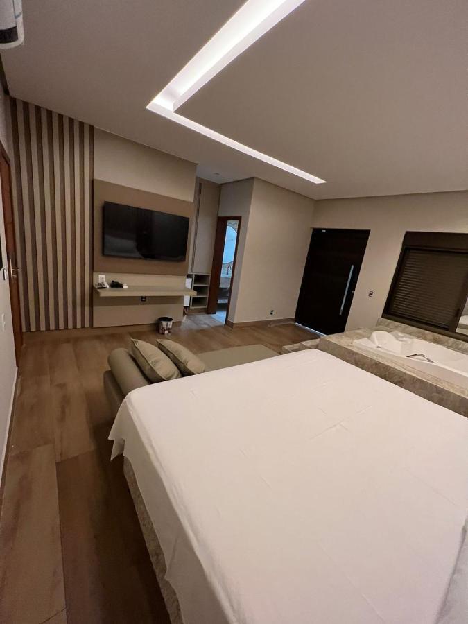 Suíte com Cama King-size e Banheira de Hidromassagem
