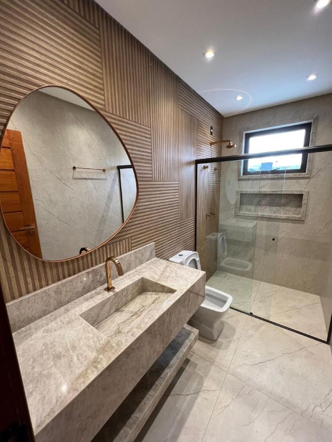 Suíte com Cama King-size e Banheira de Hidromassagem