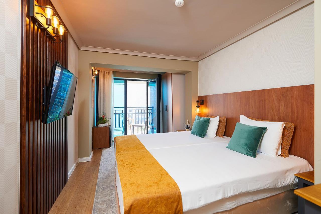 Zweibettzimmer mit Balkon und seitlichen Meerblick