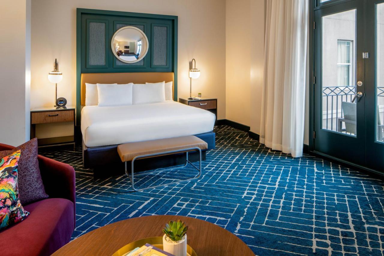 Zimmer mit Kingsize-Bett und Balkon