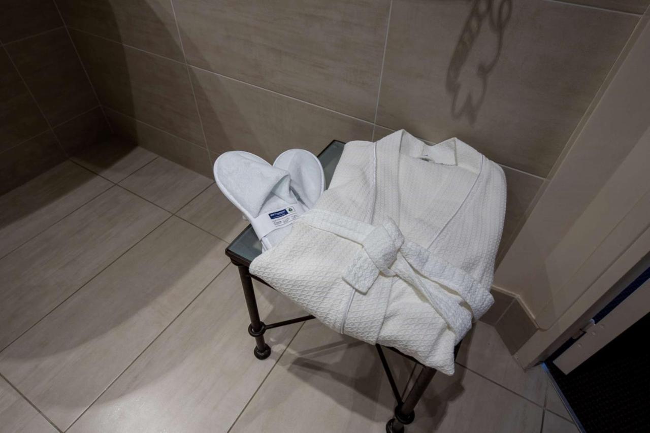 Chambre Lit Queen-Size Confort avec Balcon - Non-Fumeurs