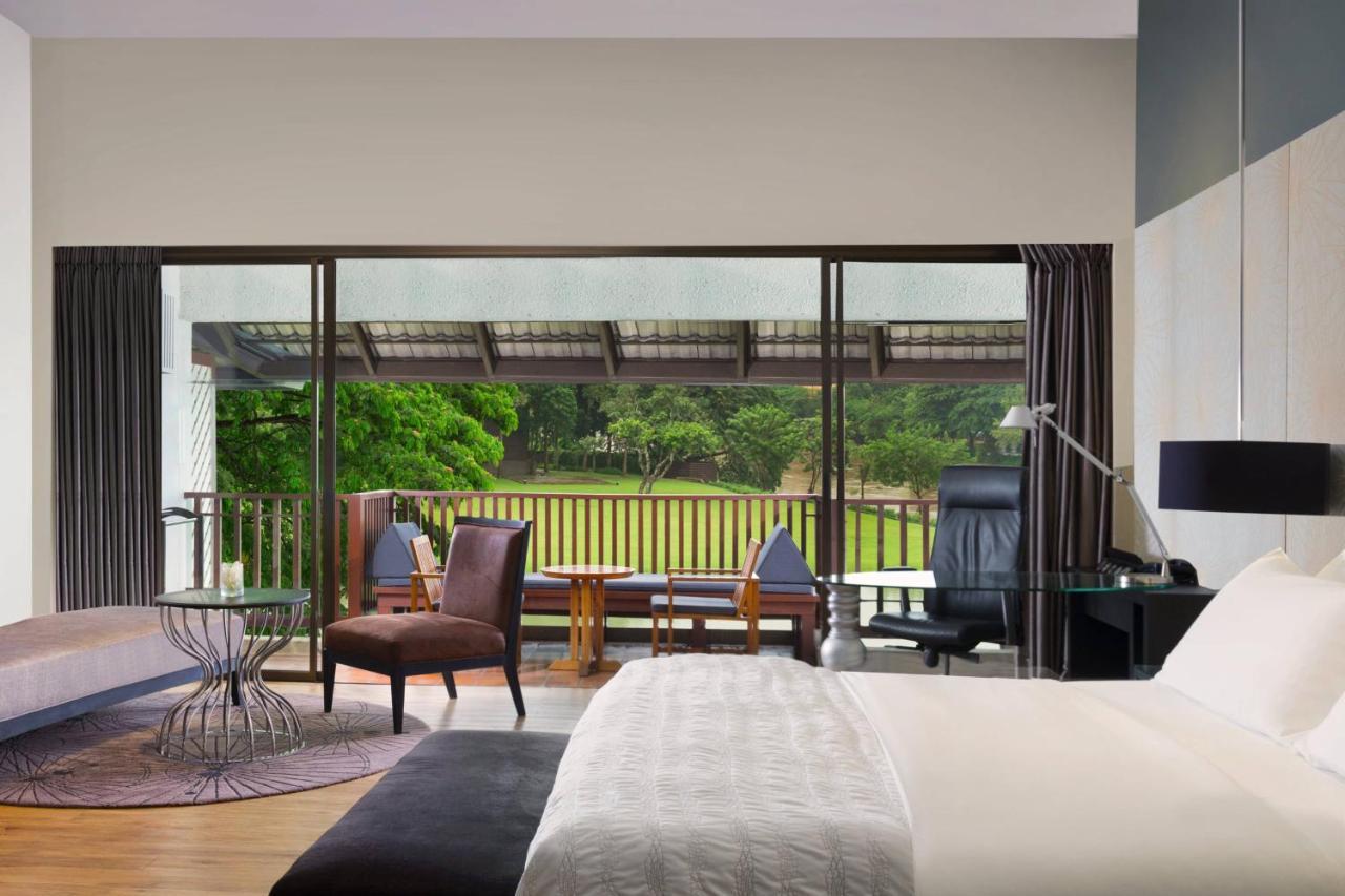 Habitación Grande Deluxe con vistas a la piscina y balcón - Cama extragrande
