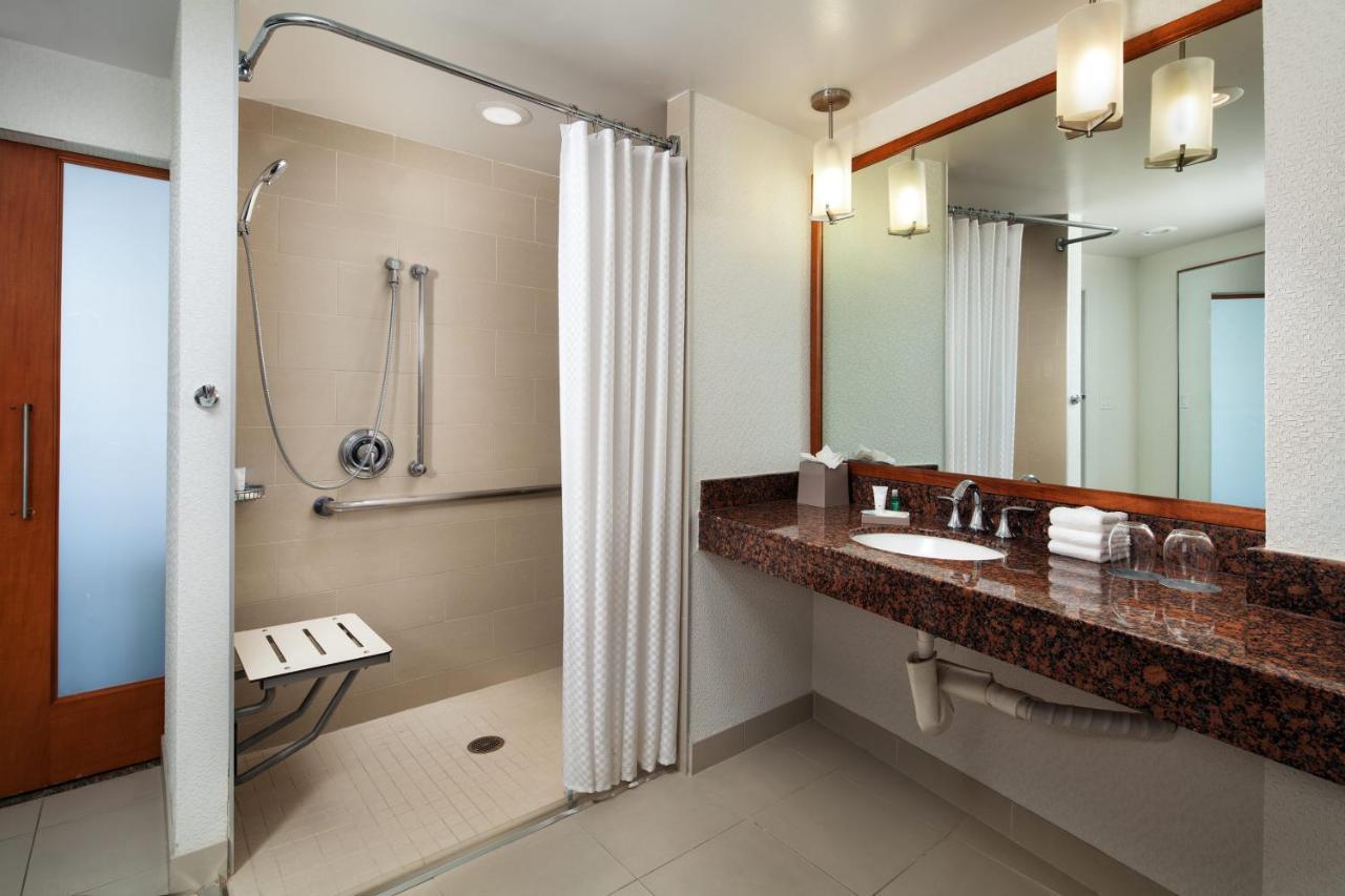 Accessible room Roll Shower City View,1351937623:JPEG