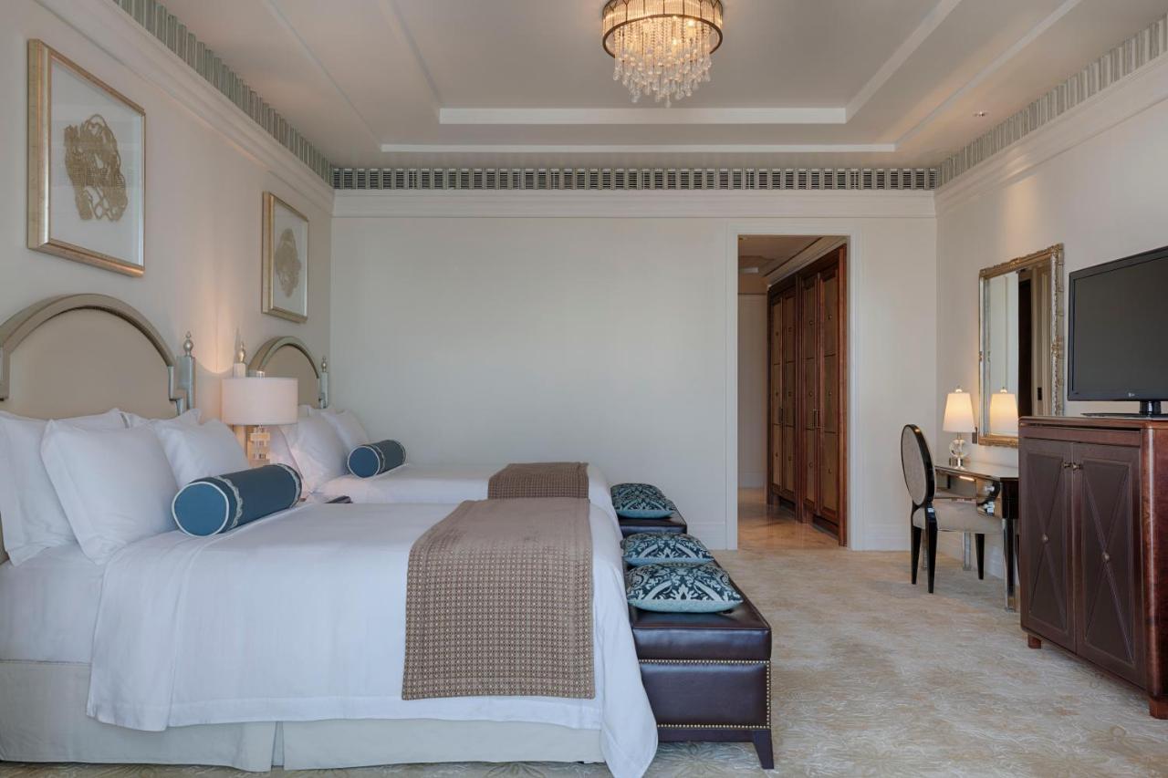 Quarto Duplo Superior com 2 Camas de Casal e Vista Parcial do Mar