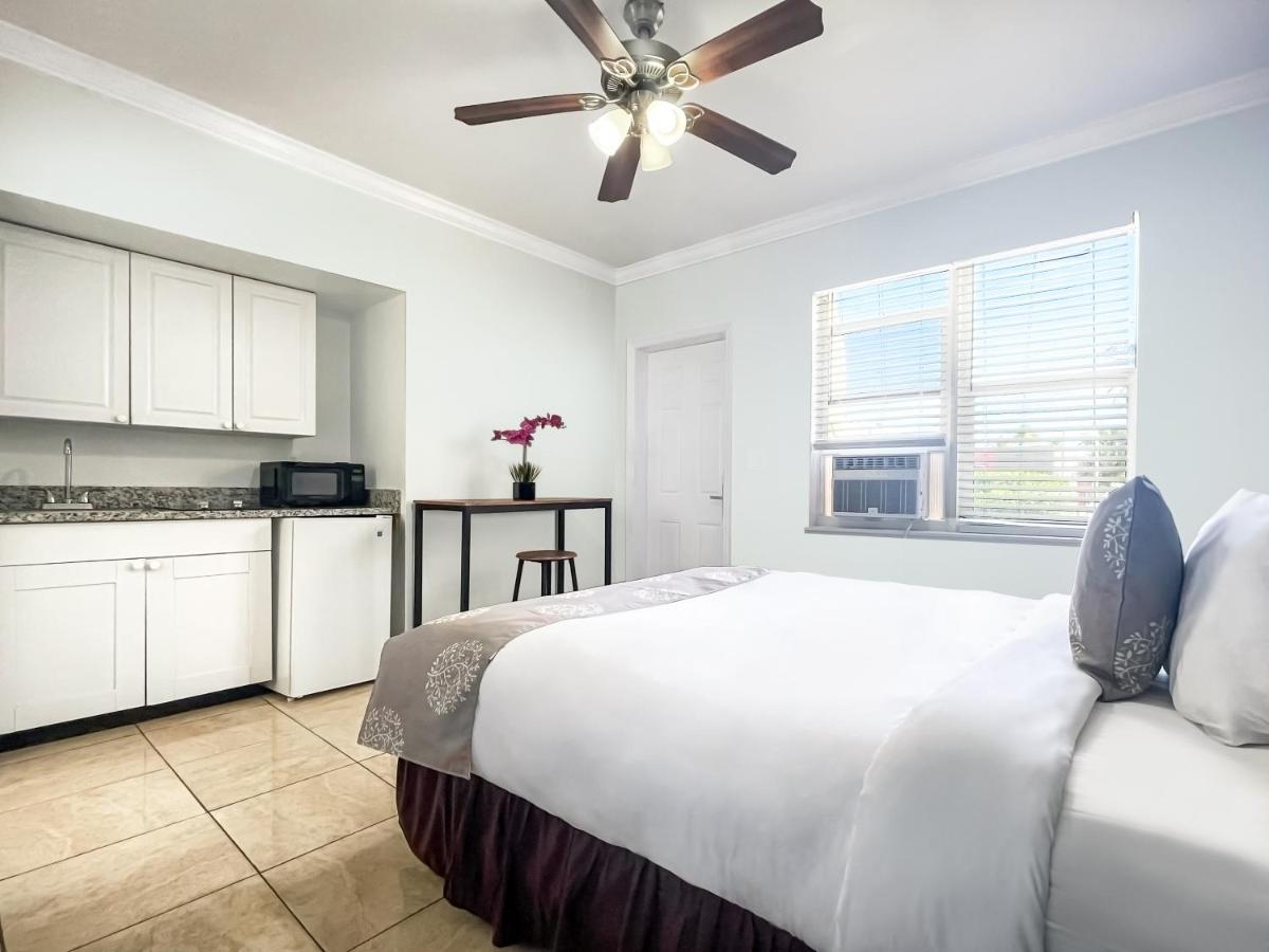 Acomodação Superior com Cama King-size e Vista da Piscina