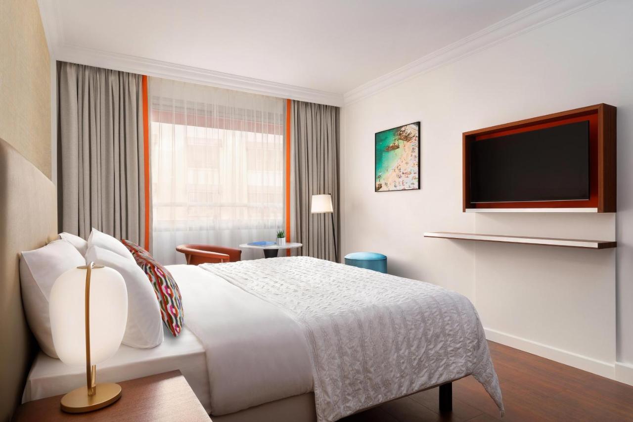 Quarto Clássico com Cama King-size e Vista do Pátio