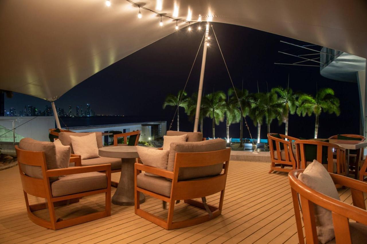 Curve Suite 1 King Partial ocean view Balcony