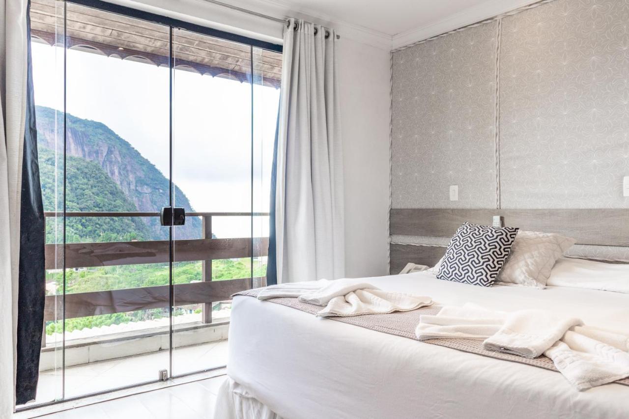 Suíte com Cama King-size e Banheira de Hidromassagem