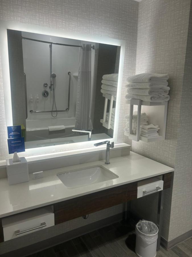 Queen Room Two Queen Beds Hearing Access or Non-Smoking