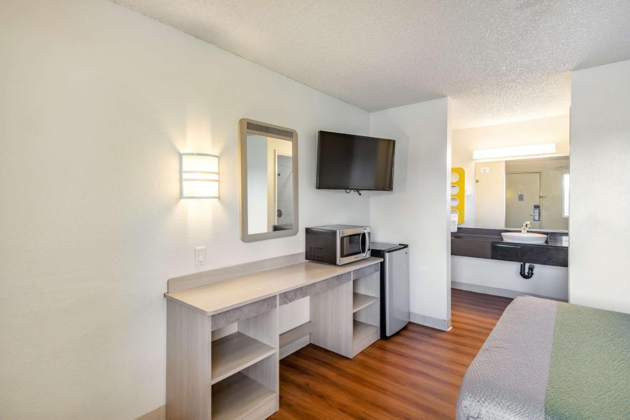 Queen Room with Two Queen Beds - Disability Access - Roll In Shower