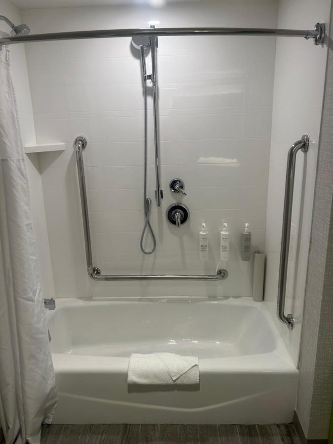 King Room Accessible Tub Mobility Hearing Access or Non-Smoking
