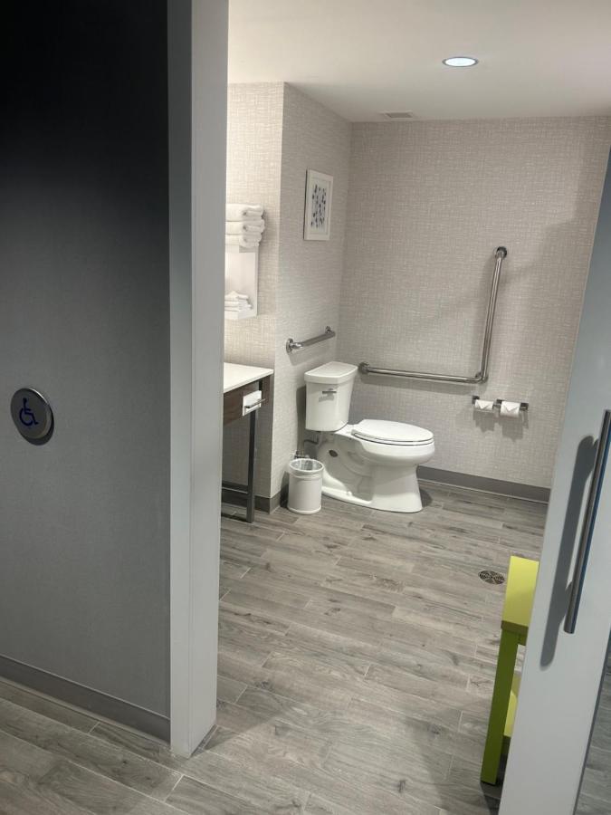 King Room Accessible Tub Mobility Hearing Access or Non-Smoking