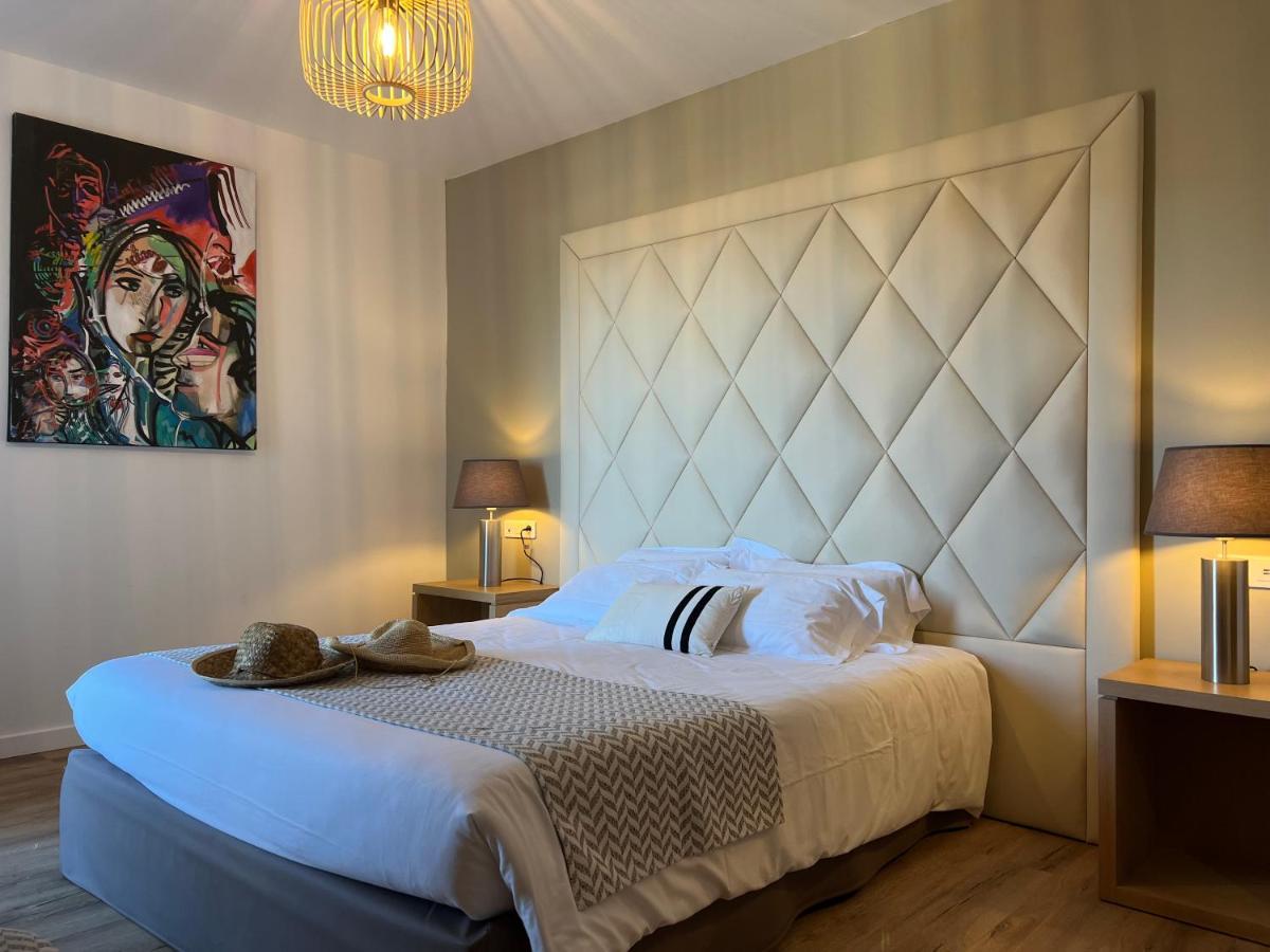 Moyen - Chambre Double ou Lits Jumeaux - Balcon - Vue sur Mer et Piscine