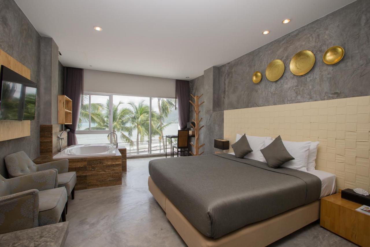 Superior King Room with Partial Sea View