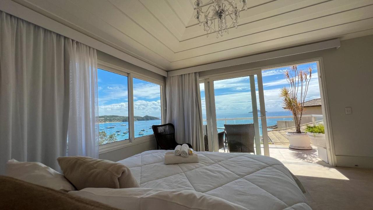 Suíte com Cama King-size e Banheira de Hidromassagem