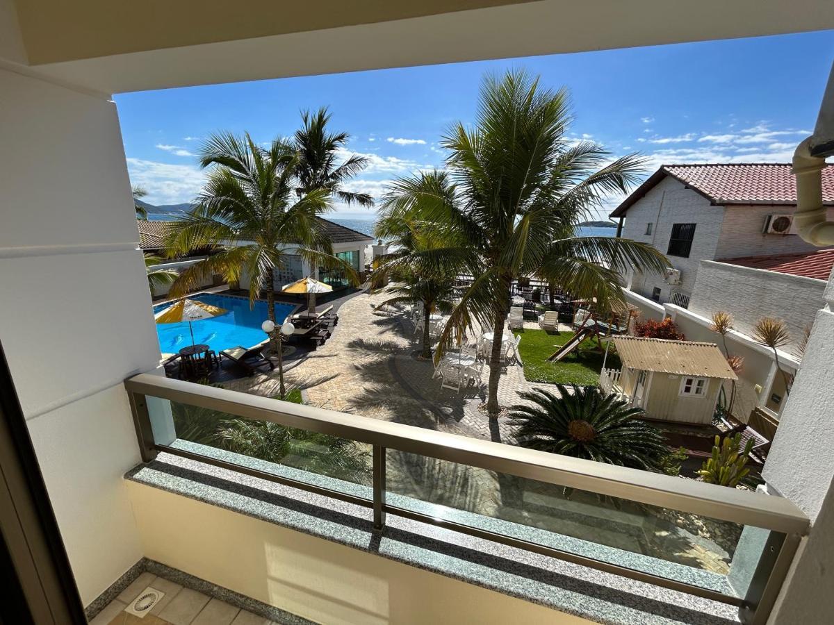 Apartamento de 2 Quartos com Varanda à Beira-mar