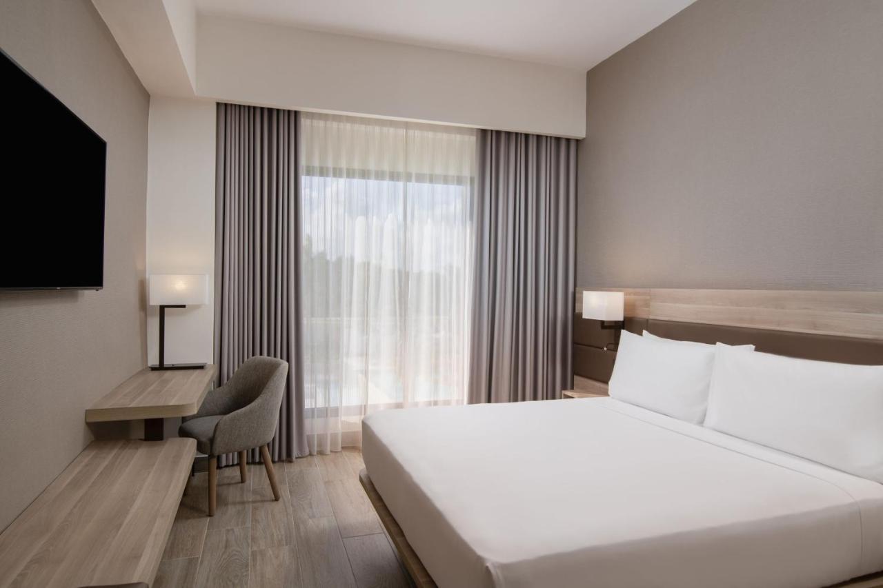 Habitación doble deluxe con cama grande y vistas al jardín